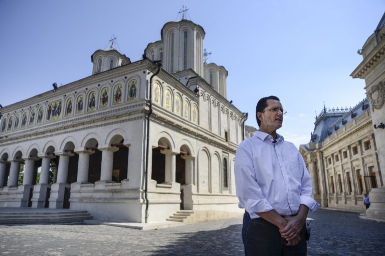 Purtătorul de cuvânt al Patriarhiei nu dă nume, dar dă de înțeles: „Monştrii adevăraţi au adesea chip agreabil uman, apar la tv, susţin cauze filantropice şi sunt, desigur, «credincioşi»”