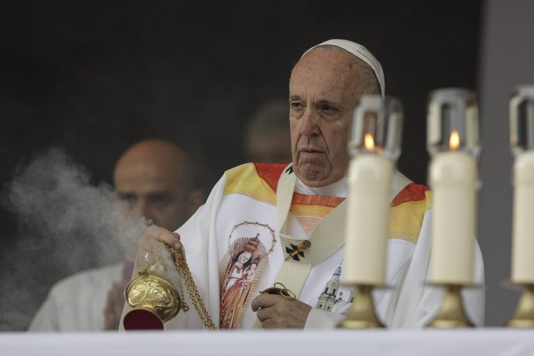 Papa Francisc avertizează asupra impactului negativ al inteligenţei artificiale