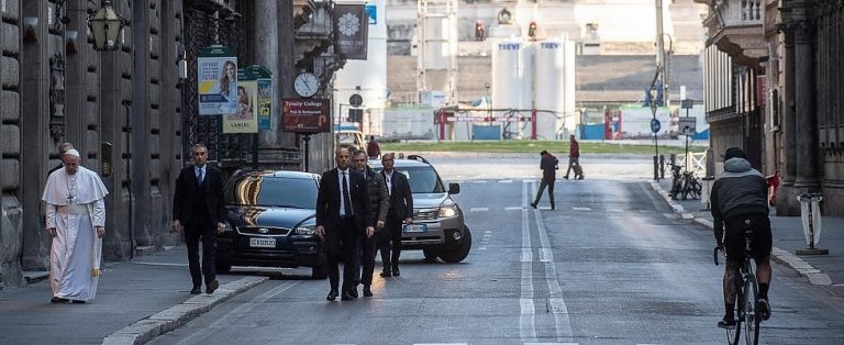Papa Francisc a mers pe jos pe străzile pustii din Roma și s-a rugat pentru sfârșitul pandemiei