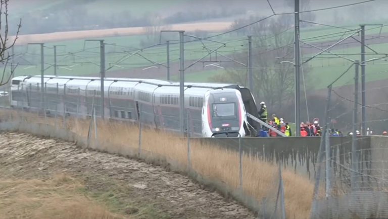 VIDEO. Incident feroviar: 21 de răniţi, dintre care unul în stare gravă, după deraierea locomotivei unui TGV Strasbourg-Paris