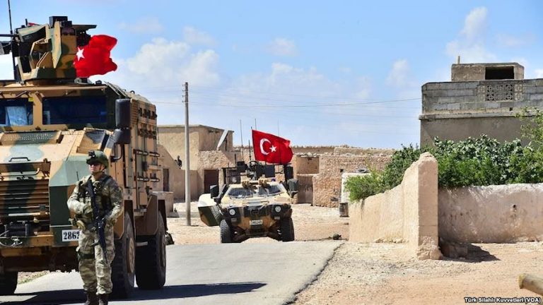 Răzbunarea Sultanului: Turcia ucide 21 de militari sirieni şi distruge piese de artilerie ca represalii faţă de uciderea a doi militari turci în Idlib
