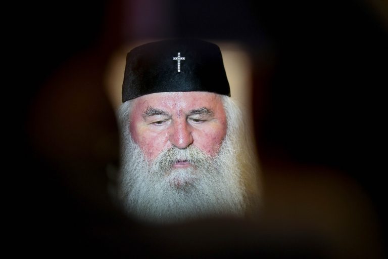 Mitropolia Banatului îndeamnă credincioşii să asculte slujbele din curtea bisericilor, la difuzoare