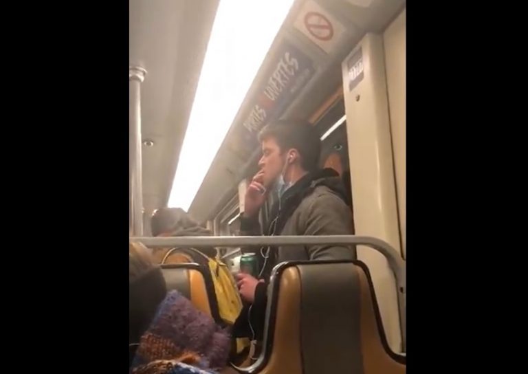 VIDEO. Scene revoltătoare în Bruxelles. Un bărbat își linge degetele, apoi se șterge pe bara din metrou