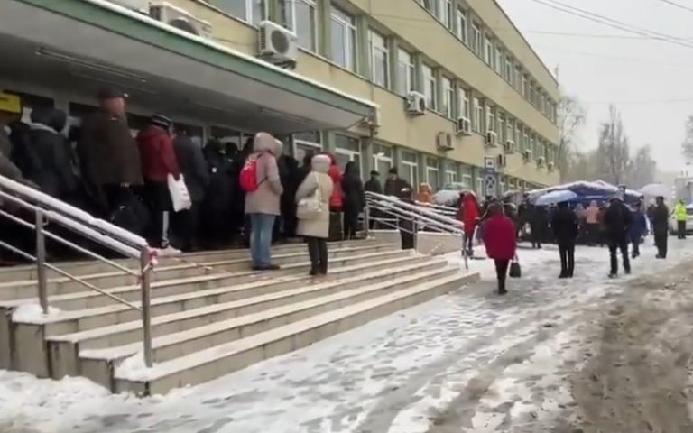 VIDEO. Scene dramatice la Cluj. Cozi interminabile cu bolnavi de cancer care așteaptă să își ia tratamentul