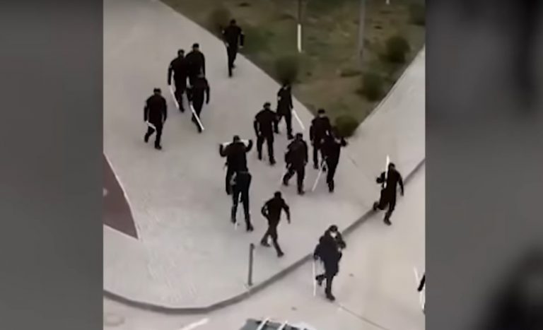 VIDEO | Carantină în stil cecen. Polițiștii umblă pe străzi cu țevi de plastic folosite în metodele de tortură din închisorile secrete