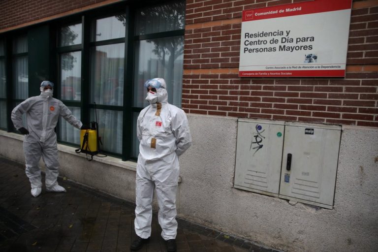 Militarii spanioli au găsit cadavre abandonate în azilurile de bătrâni afectate de coronavirus