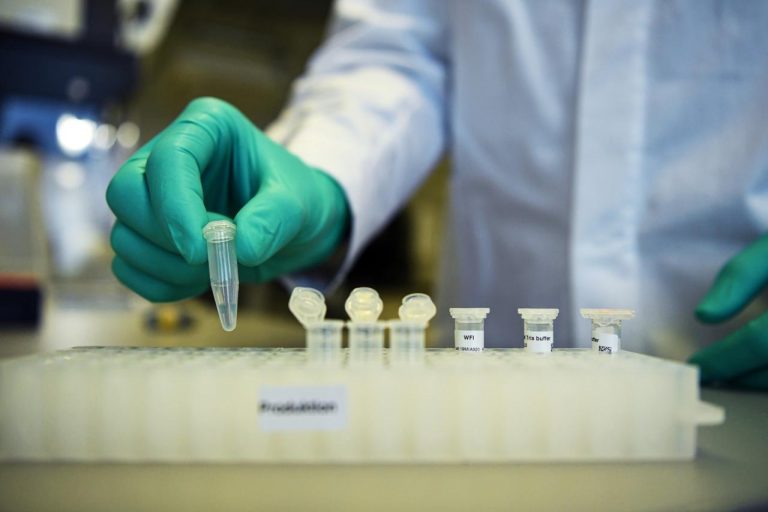 Un test care detectează și diferențiază SARS-CoV-2 de virusurile gripale A şi B, aprobat în procedură de urgență