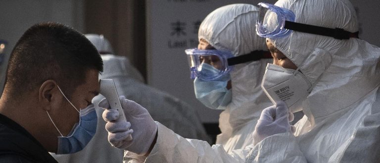 Beijingul raportează un număr record de cazuri de COVID-19 şi închide restaurantele şi şcolile