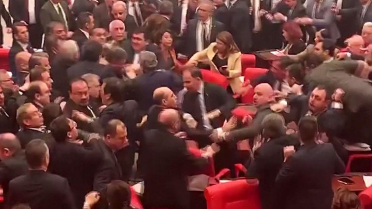 VIDEO. Ca la Rovine: Bătaie generală în parlamentul turc după o acuză adusă lui Erdogan