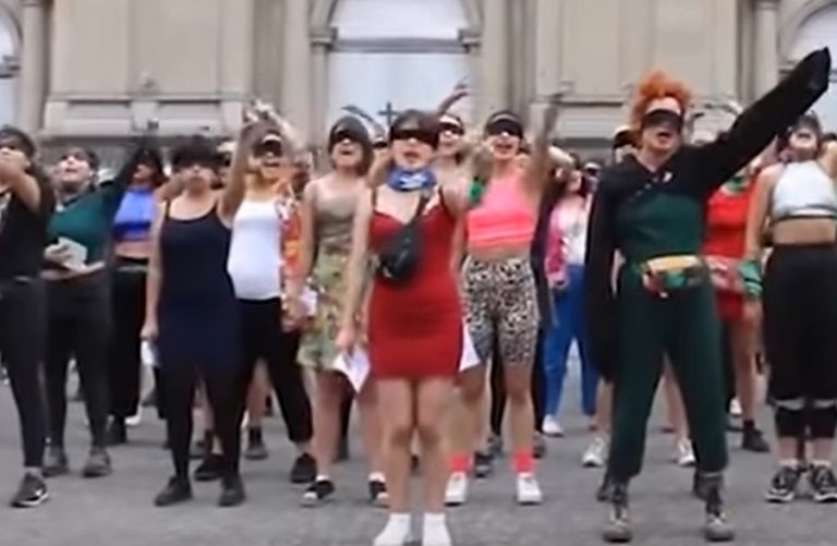 VIDEO. Marș gigantic în Mexic: Femei înarmate cu ciocane s-au luat la bătaie cu bărbați neonaziști