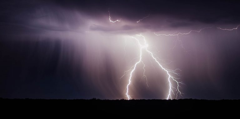 O furtună cu descărcări electrice a aprins emisiile de gaz evacuate pe un coş de la combinatul Azomureş