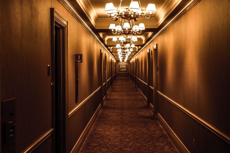 Coronavirusul închide hoteluri în România