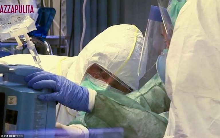 Aproape 2.000 de medici din Italia, suspendaţi pentru că nu sunt vaccinaţi împotriva COVID-19