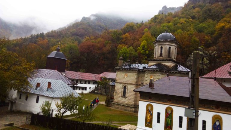 Două femei și cinci copii, dați dispăruți, au fost găsiți într-o peșteră de lângă Mănăstirea Stănișoara. Motivul posibil: frica de coronavirus