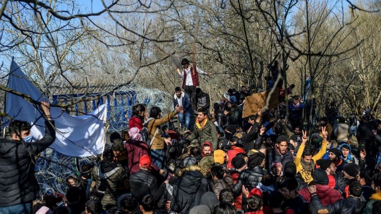 Premierul Greciei trage alarma: migranții vor da năvală. Acordul cu Turcia este mort!
