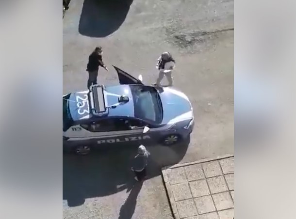 VIDEO. Scenă pe o stradă din Italia: „Du-te acasă! Acum!” Un polițist exasperat ceartă un bătrân care umbla prin oraș