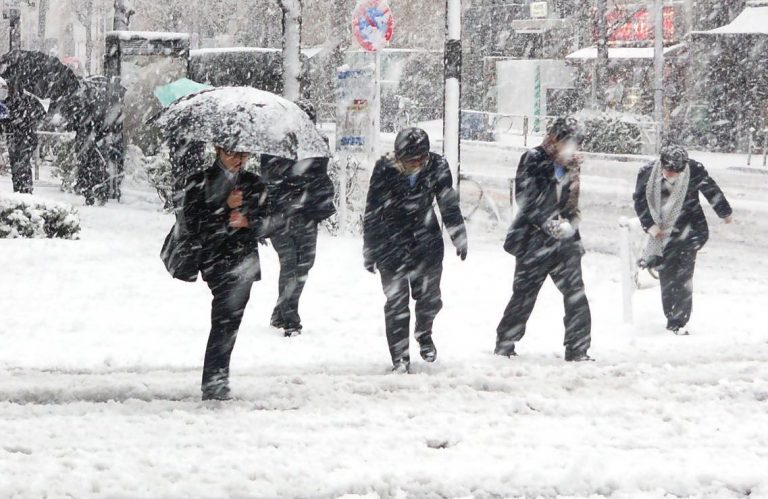 ANM: Vânt puternic, ploi şi ninsori în zonele montane, până luni