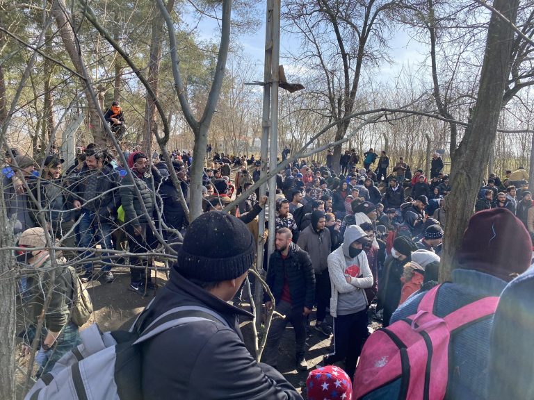 Turcia acuză Grecia că folosește „gloanțe reale” împotriva refugiaților. Erdogan pune Europei condiţii privind migranţii