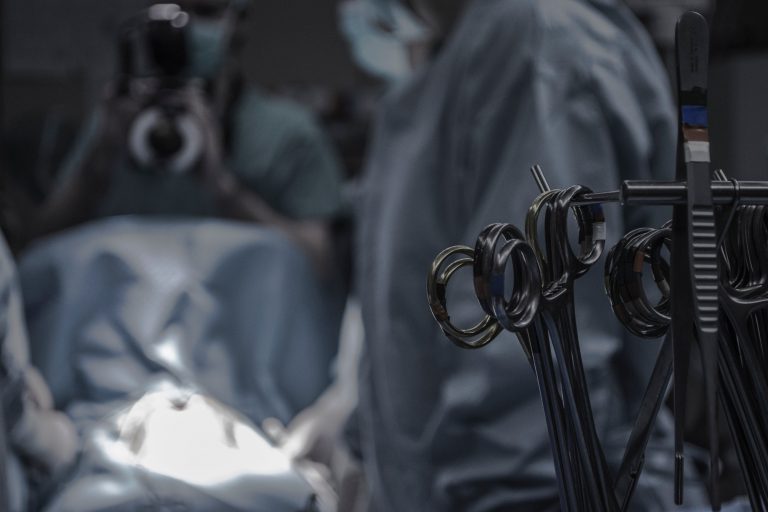 Situație revoltătoare la Hârșova: Un individ aflat în autoizolare a amenințat și a scuipat medicii din Spitalul Orășenesc