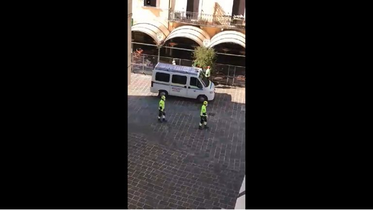 VIDEO. Scene distopice într-un oraș din Lombardia. Cum patrulează forțele de ordine pe străzi