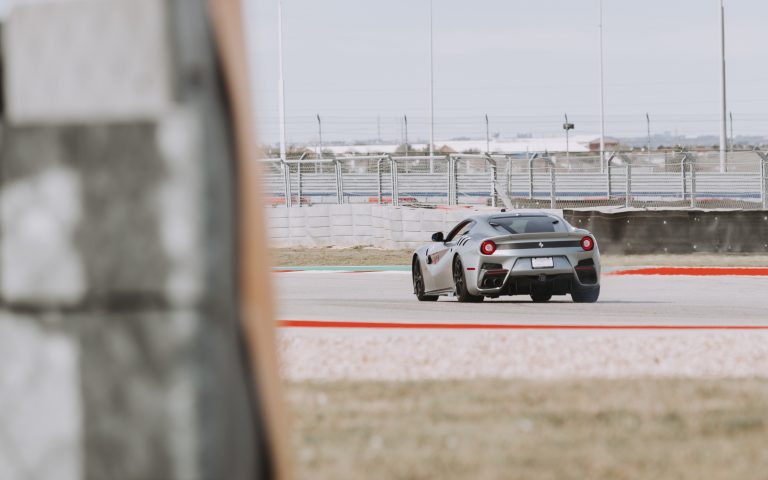 Ferrari, Fiat Chrysler și Tesla vor să intre lupta împotriva COVID-19, ca producători de ventilatoare