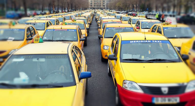 Sute de taximetriști au ieșit în stradă și protestează în mai multe orașe din țară. Care sunt revendicările acestora