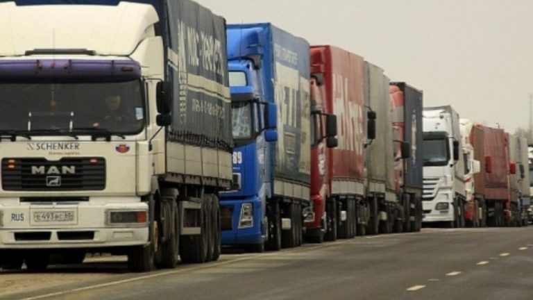 AFP: În apropiere de porturile de la Dunăre la graniţa cu România, camioanele încărcate cu cereale formează cozi lungi