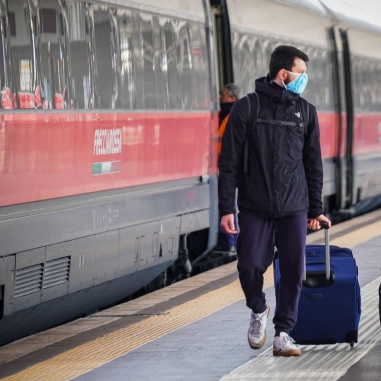 Mărturia unei românce din Italia: Numeroși români din Milano se întorc „în fugă” în România și răspândesc virusul