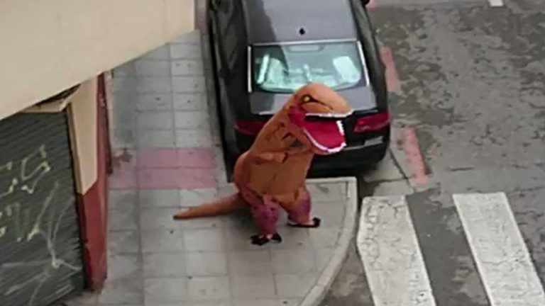 VIDEO | Un spaniol merge pe stradă îmbrăcat într-un costum de dinozaur pentru a se apăra de coronavirus