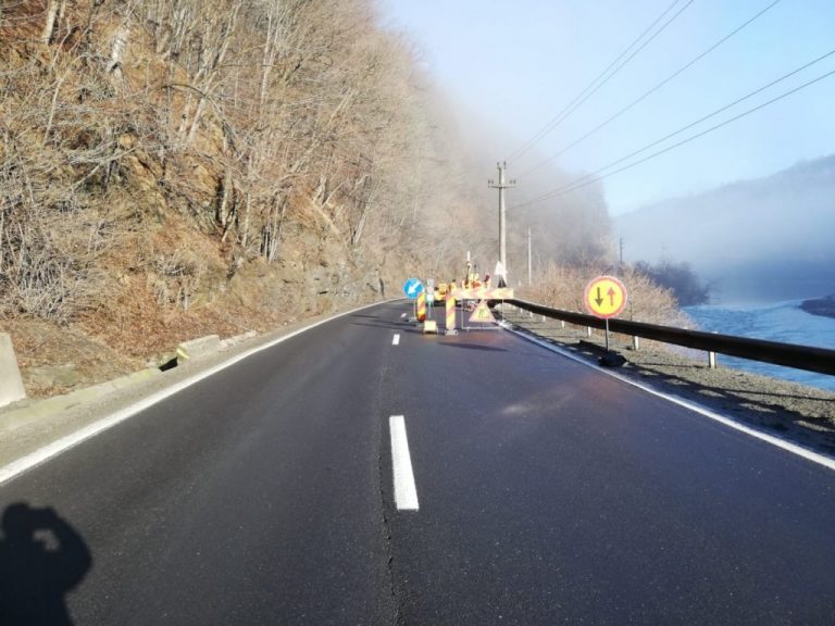 Trafic restricționat cu semafoare pe Valea Oltului, după prăbușirea unui zid de sprijin