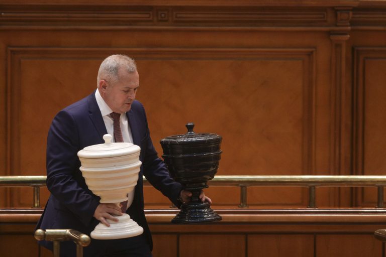 Urnele și bilele pentru votul Guvernului Cîțu au fost dezinfectate