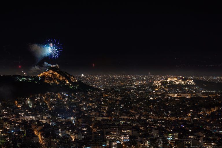 VIDEO | Cerul Atenei, luminat de artificii din șapte puncte, în noaptea de Înviere