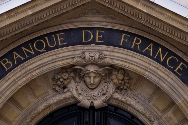 Franţa va oferi o ”susţinere financiară istorică” pentru companiile Air France şi Renault