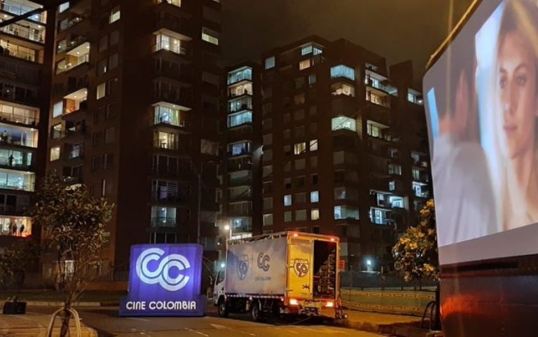 Pentru ca oamenii să vadă filme din balcoane, un ecran gigant străbate cartierele din Bogota