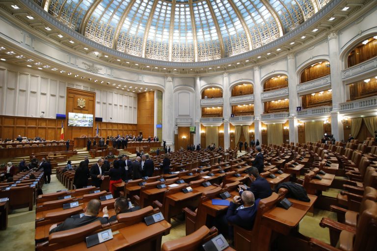Camera Deputaţilor: Beneficiarii pensiilor parlamentare vor primi prin poştă ordinul privind încetarea plăţilor