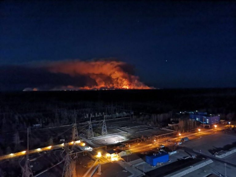 Incendiile de pădure din zona Cernobîl eliberează cantități imense de radiații, iar vântul le împinge spre Europa