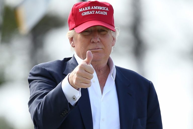 VIDEO | Donald Trump a plecat de la Mar-a-Lago pentru a merge la New York, unde marţi va fi pus sub acuzare