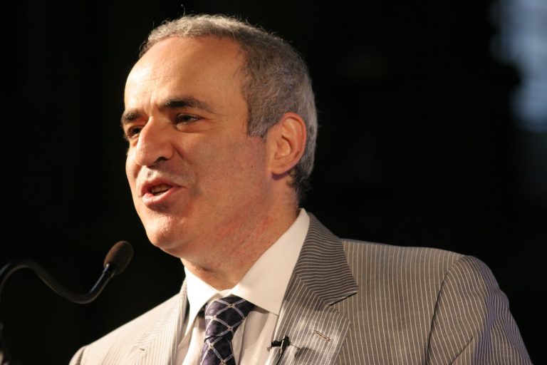 Campionul mondial la șah Garry Kasparov: Putin folosește pandemia împotriva Occidentului. Ajutoarele acordate Italiei – o operațiune militară