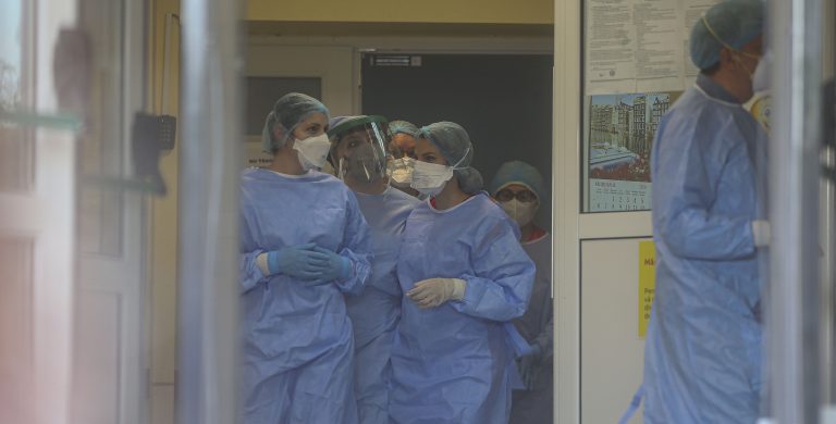 O asistentă medicală care nu credea în existența COVID-19, sursa unui focar de coronavirus într-un spital din Timișoara
