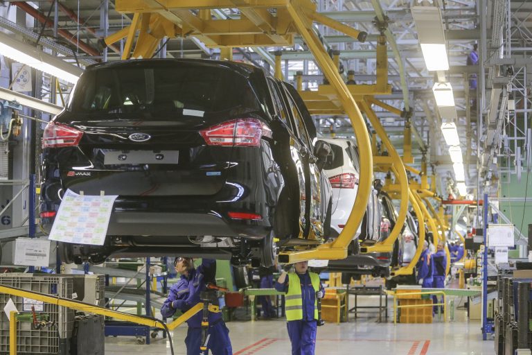 Ford reia producţia la uzina din Craiova