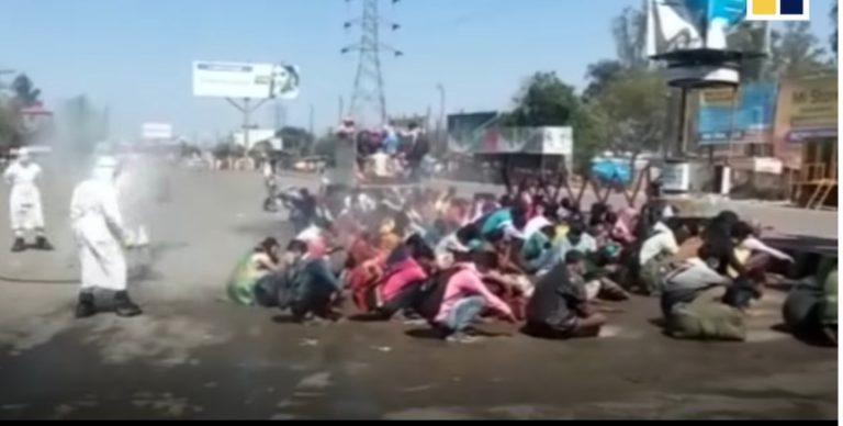 VIDEO VIRAL | Muncitori dezinfectați cu furtunul, în stradă. India se chinuie să țină sub control epidemia de coronavirus