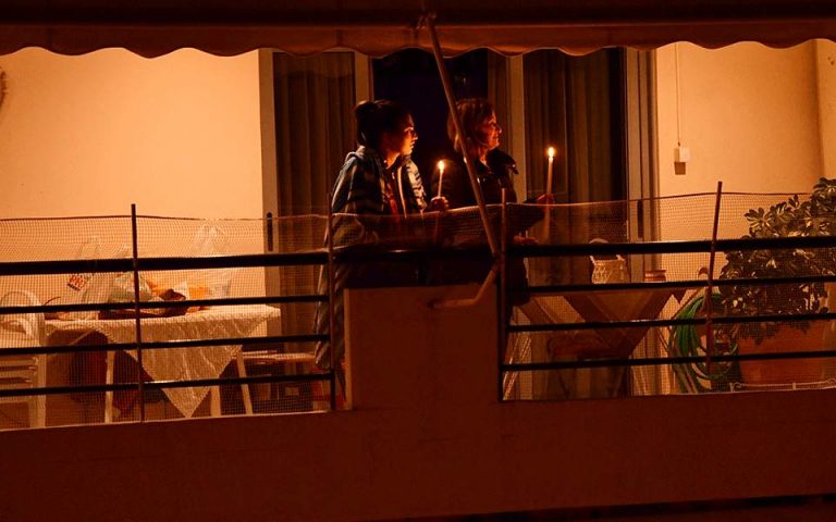 FOTO | Cum au petrecut grecii Paștele: cu miel fript în șemineu și grătare pe balcoane