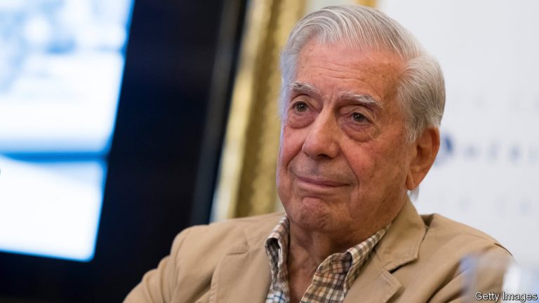 Scriitorul Mario Vargas Llosa, spitalizat pentru a doua oară în 15 luni din cauza COVID-19