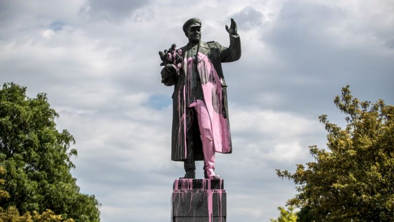 Rusia a demarat o anchetă, după ce statuia din Praga a unui mareșal sovietic a fost demontată de autoritățile locale