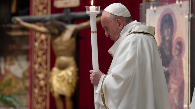 Vatican: Papa Francisc, în continuare în stare critică, a petrecut „o noapte liniștită” în spital