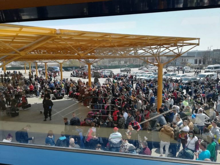 Coronavirus. Romanian police investigate regional airport after 2,000 workers mass outside terminal en route to farm jobs in Germany