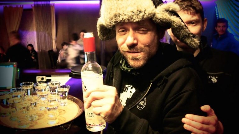 Consumul de alcool a crescut puternic în Rusia în timpul izolării. Oamenii beau ”împotriva COVID-19”