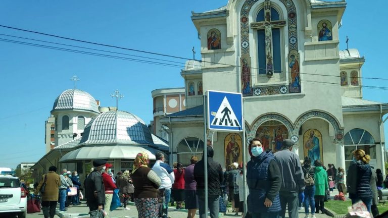 Preot din Năvodari, amendat cu 2.000 de lei după ce la finalul slujbei oficiate în biserică oamenii s-au călcat în picioare pentru agheasmă