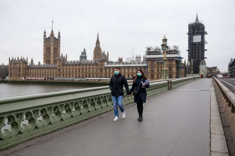 Marea Britanie a trecut de 5.000 de morţi, cu 439 de noi decese în 24 de ore. Premierul Johnson rămâne internat