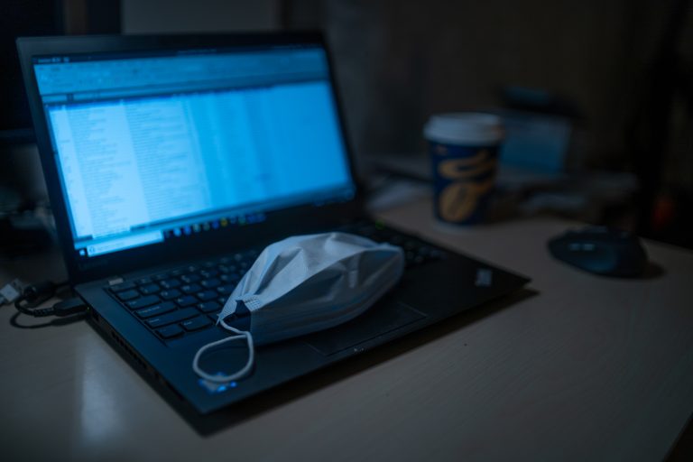 COVID-19 | Aflați în șomaj tehnic, informaticienii bulgari modernizează sistemul naţional de sănătate